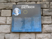 Plaque biographique de Marlène Dietrich, au nord du pont de Lattre-de-Tassigny.
