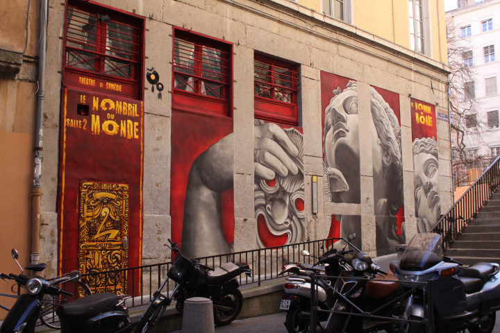La façade du café-théâtre "Le nombril du monde".