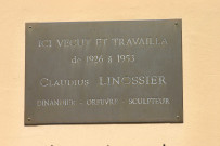 Plaque en mémoire de Claudius Linossier (dinandier, orfèvre et sculpteur).