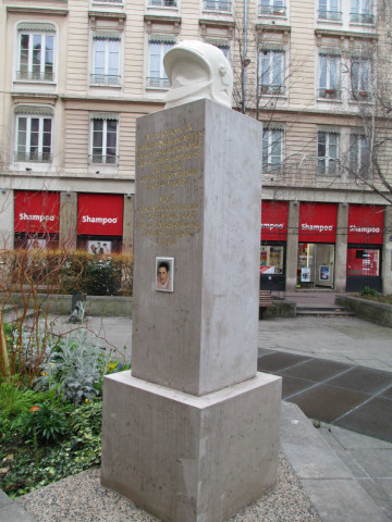 Stèle en hommage au pompier Stéphane Abbes.