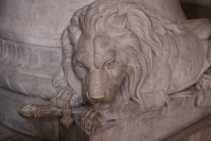 Détail de l'inscription de la sculpture commémorative.