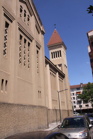 Eglise Saint-Vincent-de-Paul, vue du clocher, vue extérieure, la nef et le chœur.