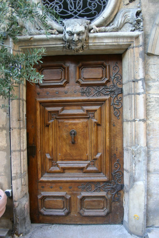 28 rue Professeur-Louis-Paufique, plaque en mémoire de Louise Labé (poétesse).