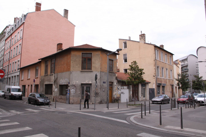 Nord-ouest de la rue Montesquieu et de la rue Bechevelin.