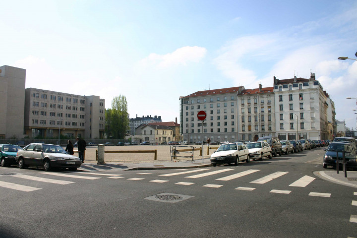 Angle sud-est des rues Raulin et Jabouley, ancien emplacement de l'hôpital Saint-Joseph.