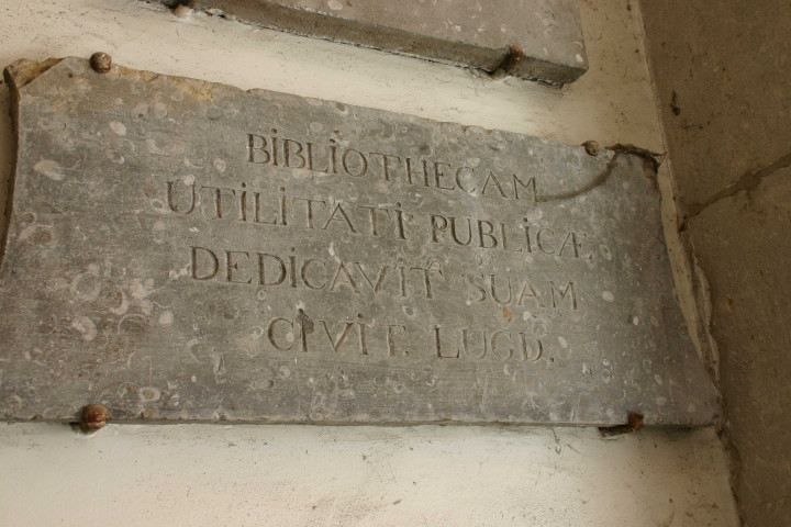 Plaques anciennes.