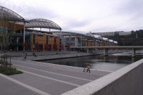 Centre commercial Confluence et bassin nautique.
