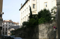 Rue de Fleurieu, ancien rempart médiéval.