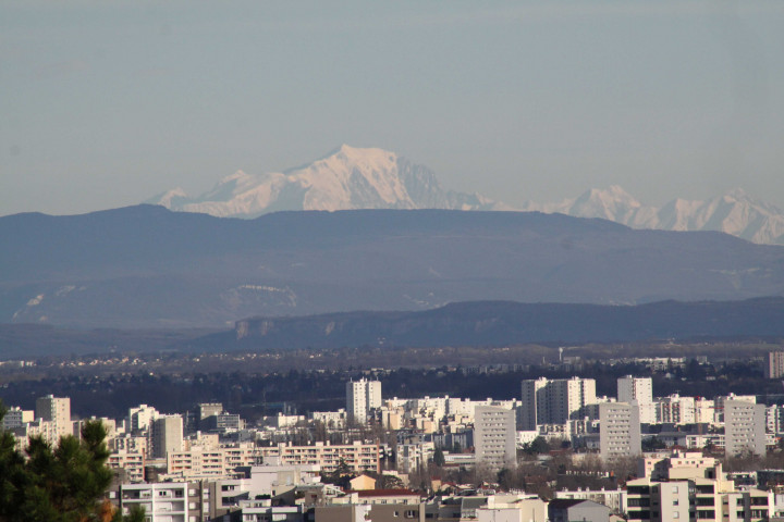 Vue générale de la ville et des Alpes.