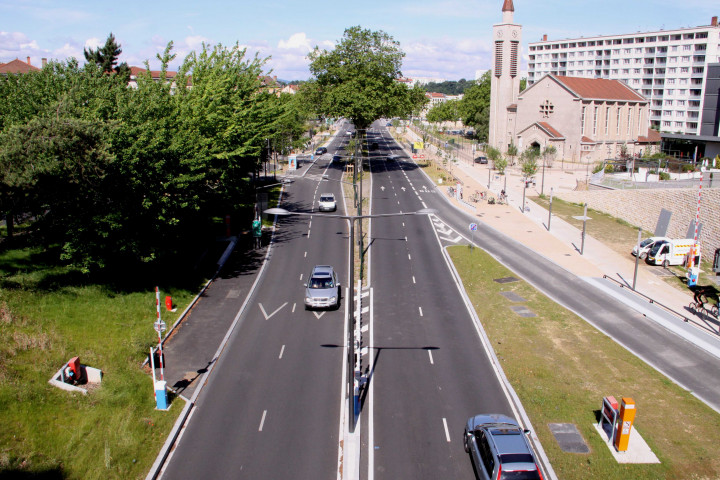 Vue sur les voies de l'avenue.