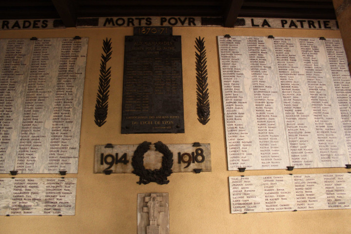 Lycée-Ampère, plaque commémorative, monument aux Morts de 1914-1918.