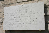 Entrée des Théâtres Romains, plaque en mémoire de Elise Rivet.