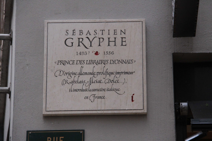 Angle de la rue Thomassin et de la rue Mercière, plaque Sébastien Gryphe.