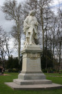 Grandes serres,statue en mémoire de Bernard de Jussieu (botaniste).
