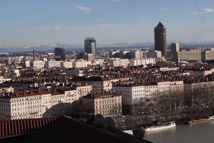 Vue générale de la ville et des Alpes.