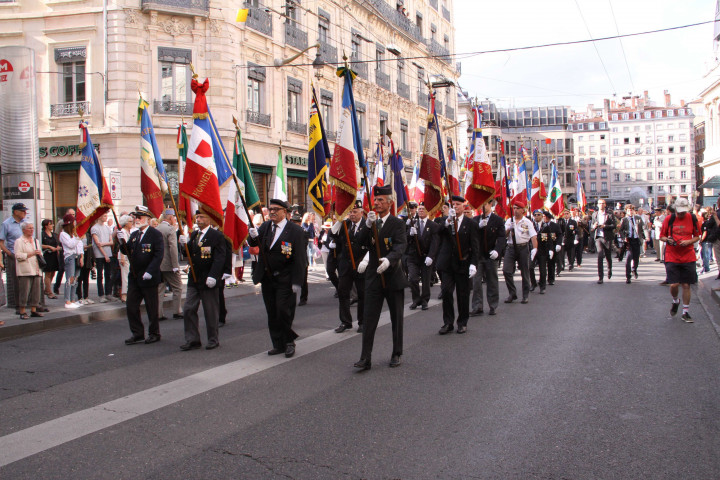 Rue de la République, 70e anniversaire de la Libération de Lyon, défilé militaire, passage en voiture de Jean-Dominique Durand (adjoint).