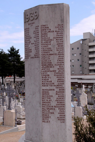 Cimetière ancien, monument aux Morts de 1939-1945.