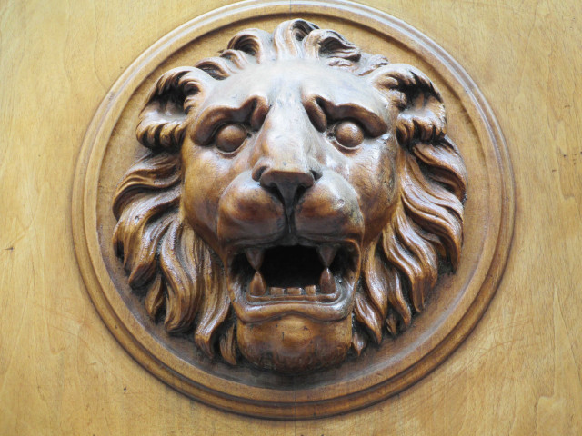 17 rue des Archers, tête de lion sculptée sur la porte de l'immeuble.