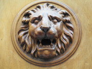 17 rue des Archers, tête de lion sculptée sur la porte de l'immeuble.