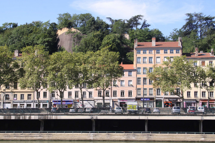Vue sur le quai, le parking Arloing et l'église Saint-Pierre-de-Vaise.