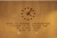 Mairie du 8, plaque inauguration et horloge.