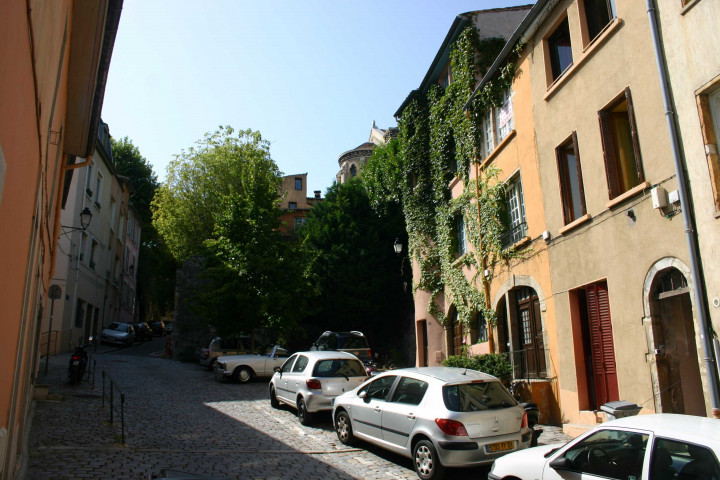 Vue sur le sommet du bâtiment de la Communauté du Chemin-Neuf.