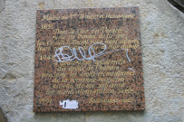9 place Colbert, Cour des Voraces, plaque commémorative taguée.