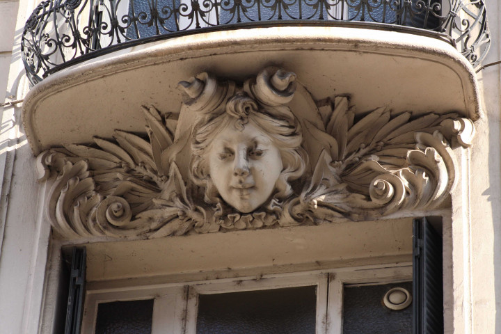 1 rue Stella, fronton de fenêtre.