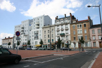 Avenue Berthelot, au niveau de la place Pierre-Mendès-France.