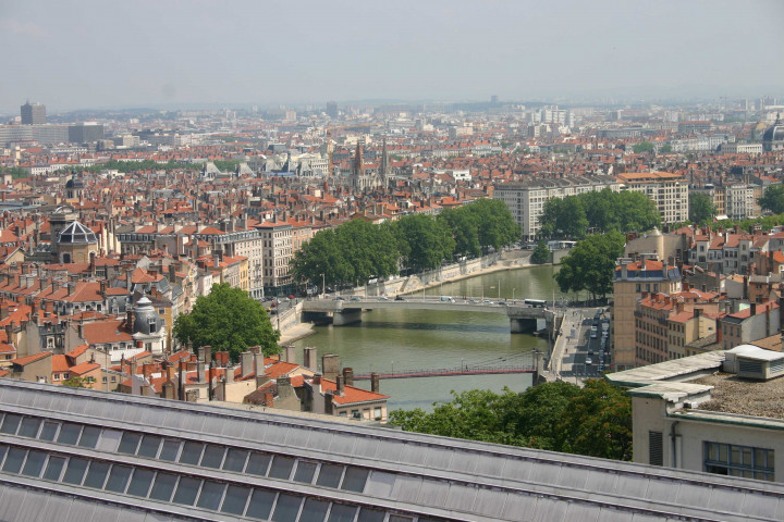 Vue sur Lyon au dessus de l'Ecole de Tissage prise depuis l'institut des Chartreux.