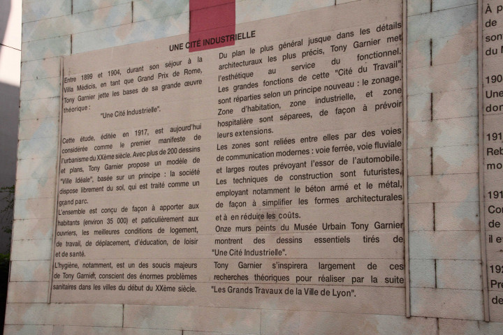 Rue Serpollières, vers le musée Tony Garnier, panneau sur la cité industrielle et les cités idéales.