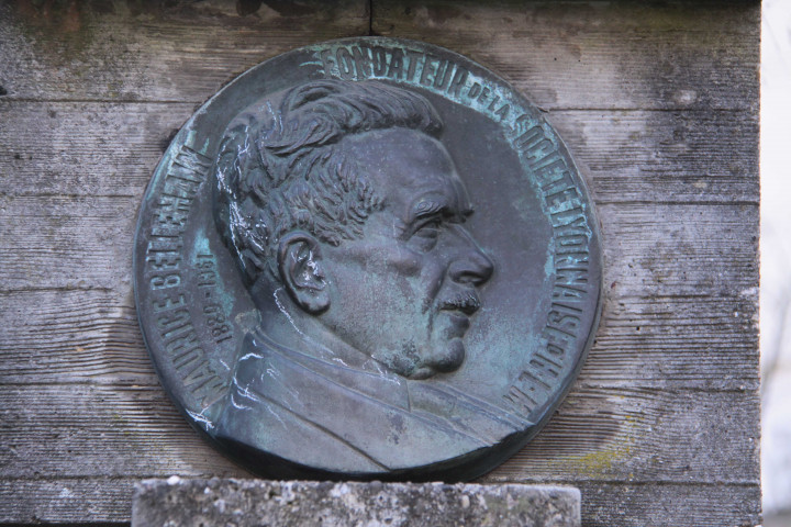 Médaillon de la statue à Maurice Bellemain.