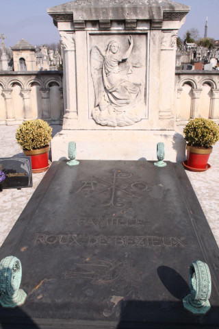 Tombe de la famille Roux de Bezieux.