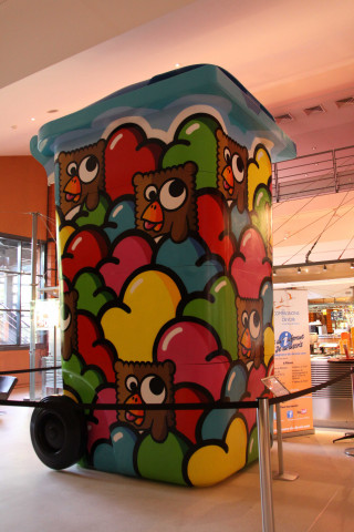 UGC Ciné Cité Internationale, poubelle géante des Birdy Kids.