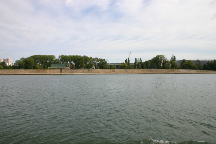 Vue sur les berges du Rhône prise depuis le confluent.