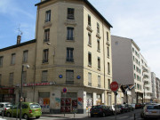 Angle sud-ouest de la rue Paul-Bert et de la rue Duguesclin.