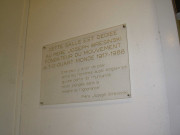 Intérieur, plaque dans l'Atrium dédiée au père Joseph Vresinski fondateur de ATD-Quart-Monde.