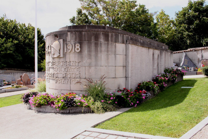 Mausolée de la guerre de 1914-1918 "Ici reposent 911 soldats morts pour la France".