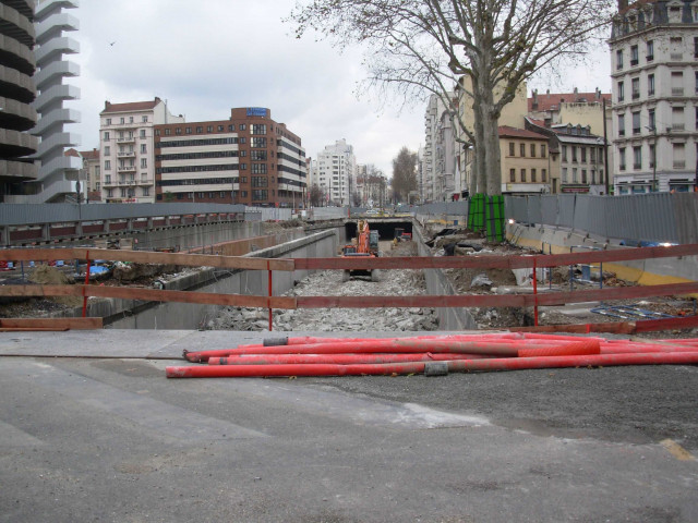 Vers la rue de Bonnel, démolition de la trémie Garibaldi-Lafayette.