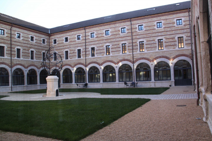 Cour intérieure.