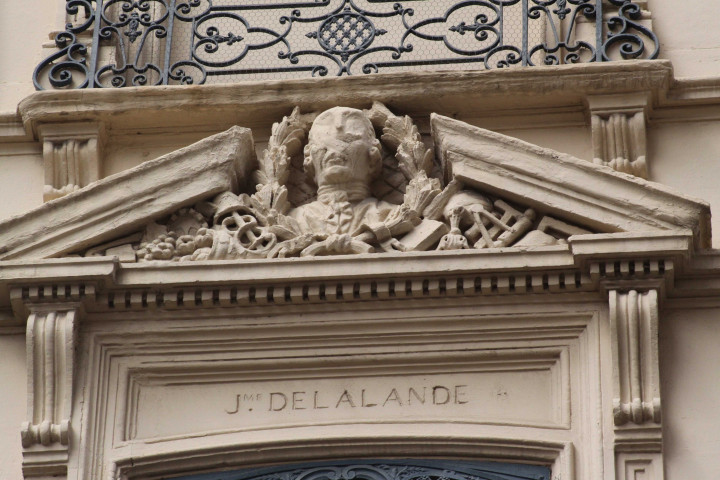 7 place d'Helvétie et rue Malesherbes, détail sur la façade, Delalande.