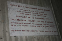 Musée de la civilisation gallo-romaine,plaque en mémoire de l'inauguration.