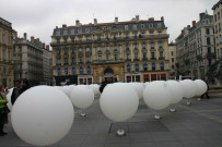 Place des Terreaux, année internationale de la chimie, installation Sph'air de 100 ballons météorologiques par Marie-Hélène Richard et Stephan Bohu.