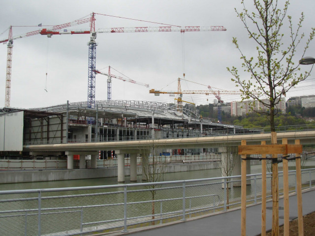 Place nautique et chantier du centre commercial de Confluence et de l'Hôtel-de-Région.