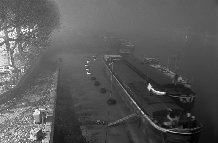 Péniches du quai Rambaud entourées de brouillard.