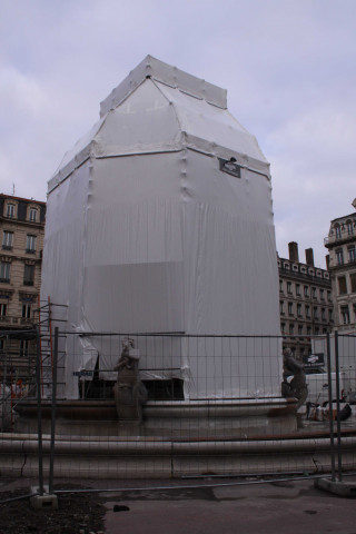 Place des Jacobins, chantier de restauration de la fontaine.