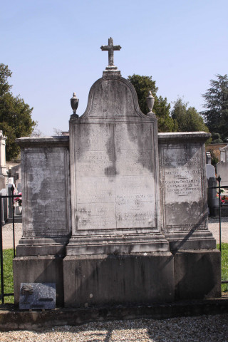 Tombe de la famille Yemenez.