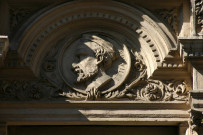 22 rue Constantine, médaillon à l'effigie de Rouville.