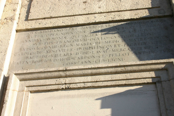 1 quai Maréchal-Joffre, inscription latine.