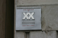 67 avenue Maréchal-de-Saxe, ancien garage Atlas, plaque label Patrimoine du XXe siècle.